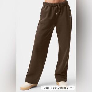 Alo Yoga NWT Accolade Straight Leg Sweatpants in Expresso Color Size S